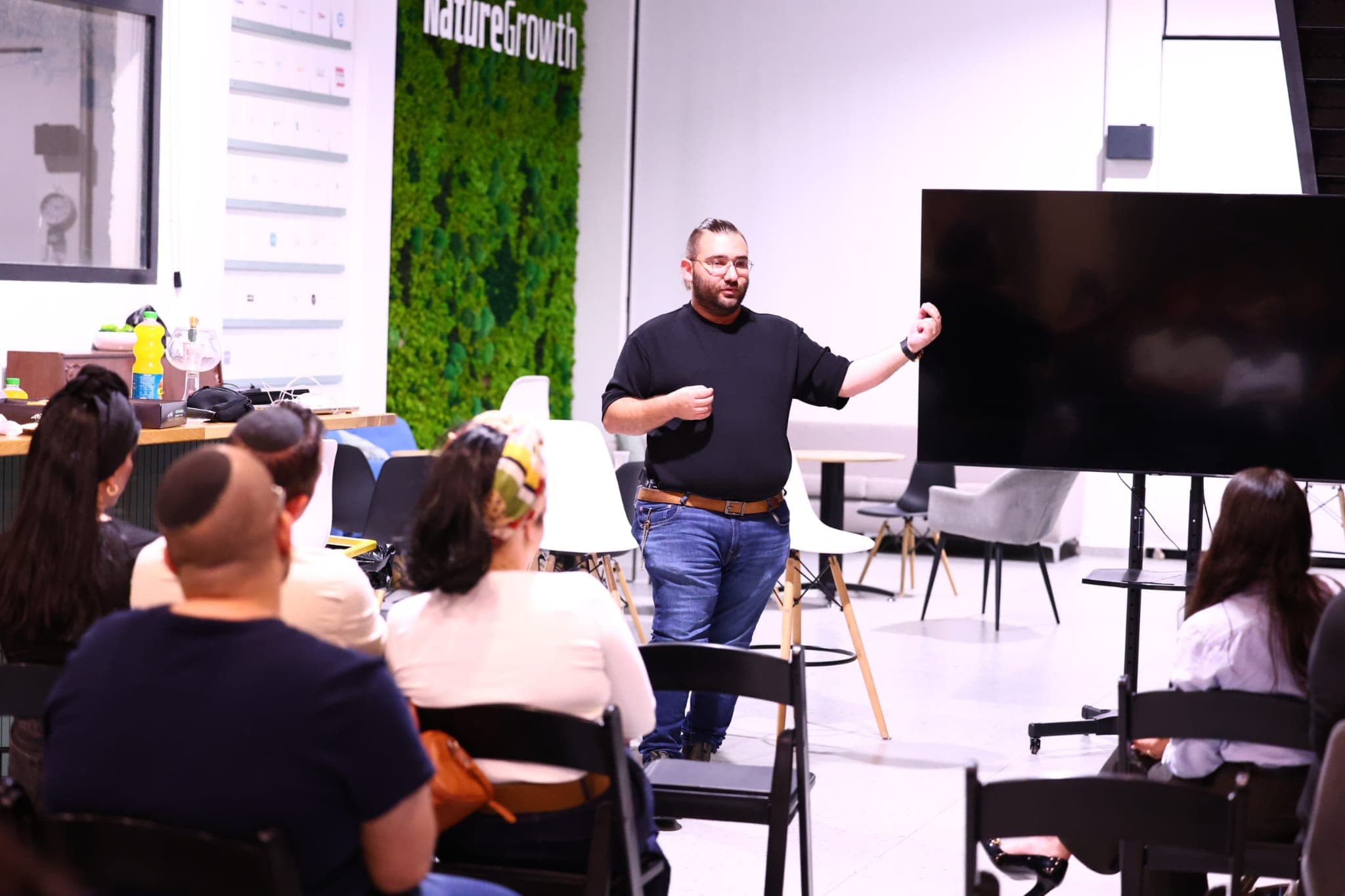 Entrepreneurs lecture at the Resilience Hub in Sderot