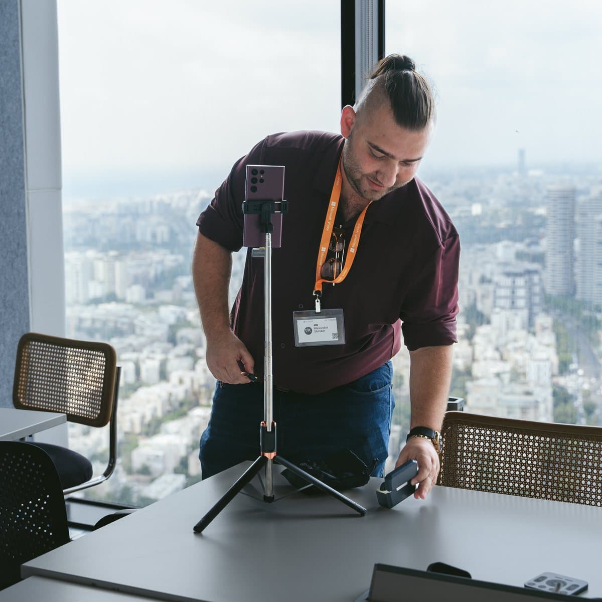 אלכסנדר סלוצקר מתכונן למפגש עם צוותים בינלאומיים, במסגרת עבודה עם סטארטאפ